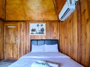 Postel nebo postele na pokoji v ubytování Homestay Klasik Desa Wisata Kasongan RedPartner