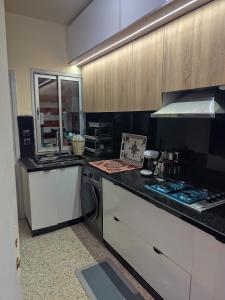 Køkken eller tekøkken på Appartement a Oulad Mtaa ,Prés du stade Moulay Abdallah,Rabat