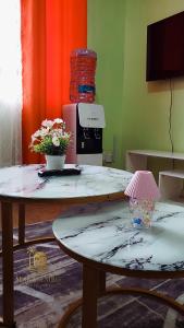 TV a/nebo společenská místnost v ubytování Makasembo breeze homes