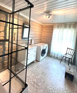 a laundry room with a washer and a washing machine at Charming Guesthouse farm in Hølera