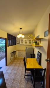 een woonkamer met een tafel en een keuken bij Bann Kieng Kiri in Mu Si