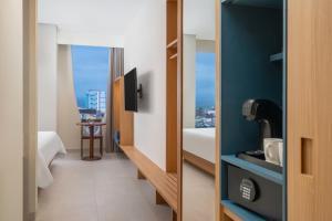 een hotelkamer met uitzicht op een stad bij ARTOTEL Leguna Magelang in Magelang