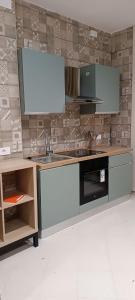 una cucina con un lavello e un piano di lavoro di Happy House Herculaneum a Ercolano