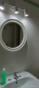 un bagno con uno specchio e un lavandino di Happy House Herculaneum a Ercolano