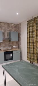 una cucina con un tavolo al centro di una stanza di Happy House Herculaneum a Ercolano