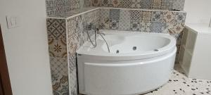 un bagno con vasca e WC di Happy House Herculaneum a Ercolano