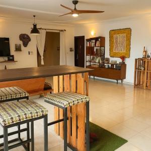 Μια τηλεόραση ή/και κέντρο ψυχαγωγίας στο OAsis du VoyAgeuR a peaceful appartement for stop over