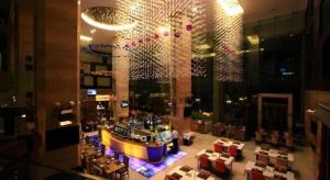 eine Draufsicht auf ein Restaurant mit Tischen und Stühlen in der Unterkunft Babylon Hotel in Dongguan + 202 Fotos