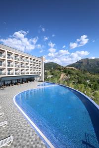 Hồ bơi trong/gần Azure Resort