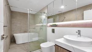 een badkamer met een wastafel, een toilet en een douche bij Revive At Archibald Accom Holidays in Gosford +12 foto's
