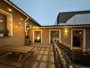 patio con tavolo da picnic in legno e luci di Studio 39 a Vrchlabí