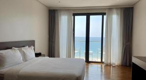 ein Schlafzimmer mit einem großen Bett und einem großen Fenster in der Unterkunft Awesome Hotel in San Juan + 190 Fotos