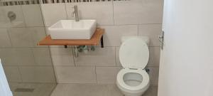 een badkamer met een wastafel en een toilet bij Villa paradiso 1 in Centurion