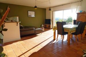 ein Wohnzimmer mit einem Tisch und einem Sofa in der Unterkunft Lantana luxury property in Bormes-les-Mimosas