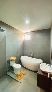 Koupelna v ubytování 2-bedroom minimalist villa in Sanur