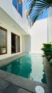 Bazén v ubytování 2-bedroom minimalist villa in Sanur nebo v jeho okolí
