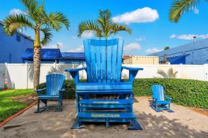 a large blue chair sitting between two blue chairs at Rodeway Inn & Suites Fort Lauderdale Airport & Cruise Port in Fort Lauderdale