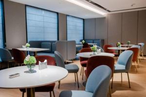 Et opholdsområde på Home Inn Plus Shanghai Pudong Airport Chuansha Branch