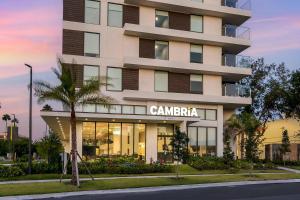 een gebouw met een bord waarop 'camaraba' staat bij Cambria Hotel Orlando near Universal Theme Parks in Orlando