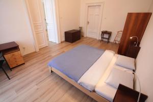 um quarto com uma cama e piso em madeira em Sissy Apartment em Budapeste