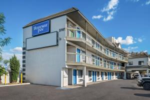 un edificio con un cartello per un hotel di Rodeway Inn Commerce - Los Angeles a Commerce