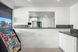 una cucina bianca con bancone e specchio di Rodeway Inn Commerce - Los Angeles a Commerce