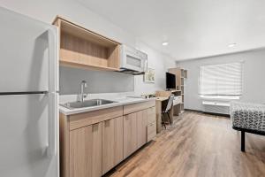 een keuken met een spoelbak en een koelkast bij WoodSpring Suites Oak Ridge Knoxville in Oak Ridge +8 foto's