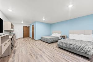 een hotelkamer met twee bedden en een flatscreen-tv bij WoodSpring Suites Oak Ridge Knoxville in Oak Ridge