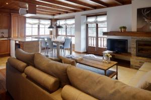 sala de estar con sofá grande y mesa en Val de Ruda Luxe 1 by FeelFree Rentals, en Baqueira Beret