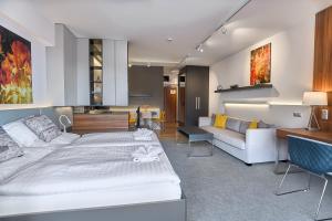 En eller flere senge i et værelse på TATRA SUITES Luxury Studio A304