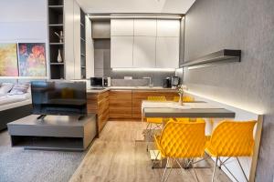 Køkken eller tekøkken på TATRA SUITES Luxury Studio A304 + 10 billeder