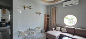 un salon avec un canapé et une table dans l'établissement Muji House Village, à Chiang Mai