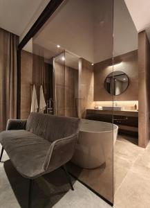 a living room with a couch and a sink at Moderninfluence - Aparthotel in Porto