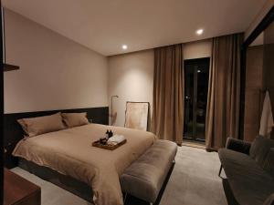 a bedroom with a large bed and a couch at Moderninfluence - Aparthotel in Porto