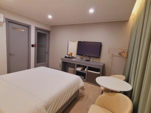 Μια τηλεόραση ή/και κέντρο ψυχαγωγίας στο 호텔휴 +29 φωτογραφίες