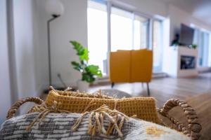 Una canasta colocada en un sofá en una sala de estar. en 210 - Chic Escape - View & Comfort with Pool, en Baie-Saint-Paul