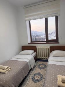 En eller flere senge i et værelse på Жайсан + 190 billeder