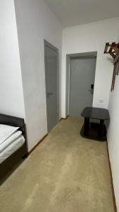 En eller flere senge i et værelse på Жайсан