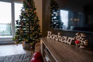 Μια τηλεόραση ή/και κέντρο ψυχαγωγίας στο 211 - Bright Condo - Pool and Cozy Atmosphere