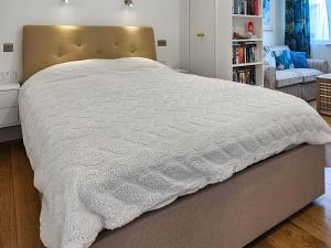 En eller flere senge i et værelse på Annexe