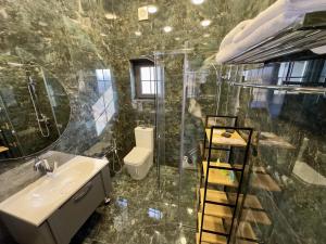 Et badeværelse på LARTA Rest House