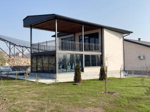 Bygningen som resortet ligger i + 3 billeder