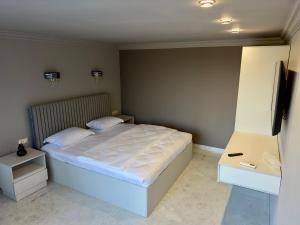 En eller flere senge i et værelse på LARTA Rest House