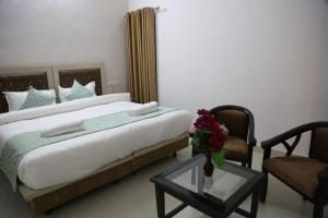 Postel nebo postele na pokoji v ubytování Yog Tapovan