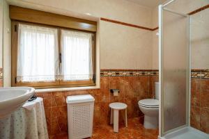 Et badeværelse på Apartamento El Fondon 1 + 16 billeder