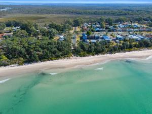 een luchtfoto van een strand met een resort bij Sundance - Collingwood Beach holiday home in Vincentia