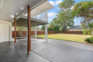 een open veranda van een huis met een patio bij Sundance - Collingwood Beach holiday home in Vincentia +37 foto's