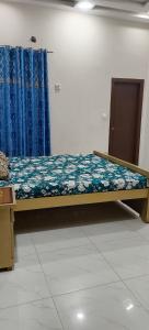 En eller flere senge i et værelse på Marhaba Guest House + 1 billede