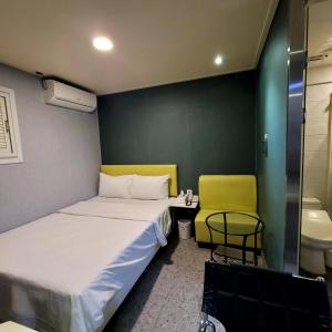 a room with a bed and a desk and a chair at 스카이모텔 in Seoul