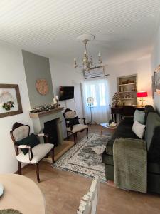 un soggiorno con divano e camino di Elia House 2 near Nafpaktos a Lóngos